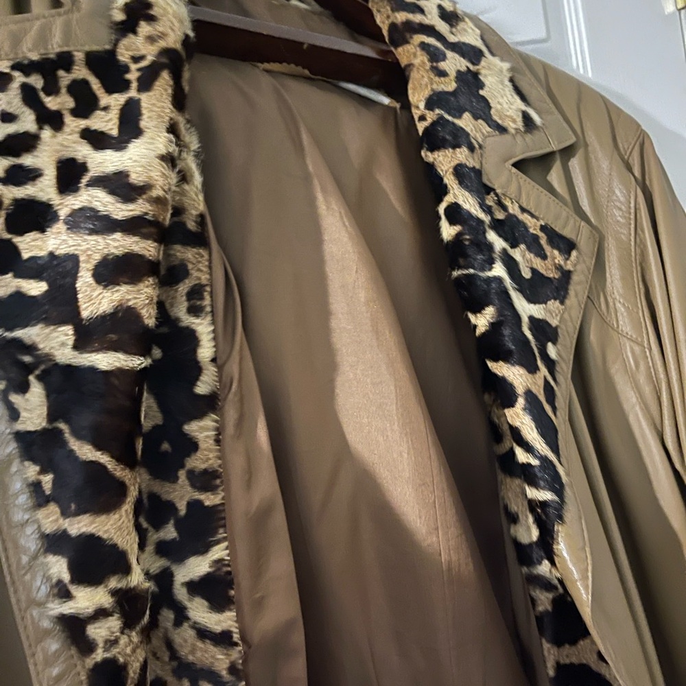 Vintage Lillie Rubin leather coat with real jaguar trim on the collar, cuffs - Picture 6 of 10